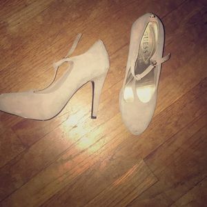 GUESS taupe heels with t strap